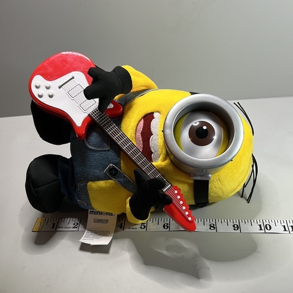 Minions Despicable Me animated toy guitar playing musical Rock n Roll Stuart. - Picture 9 of 9